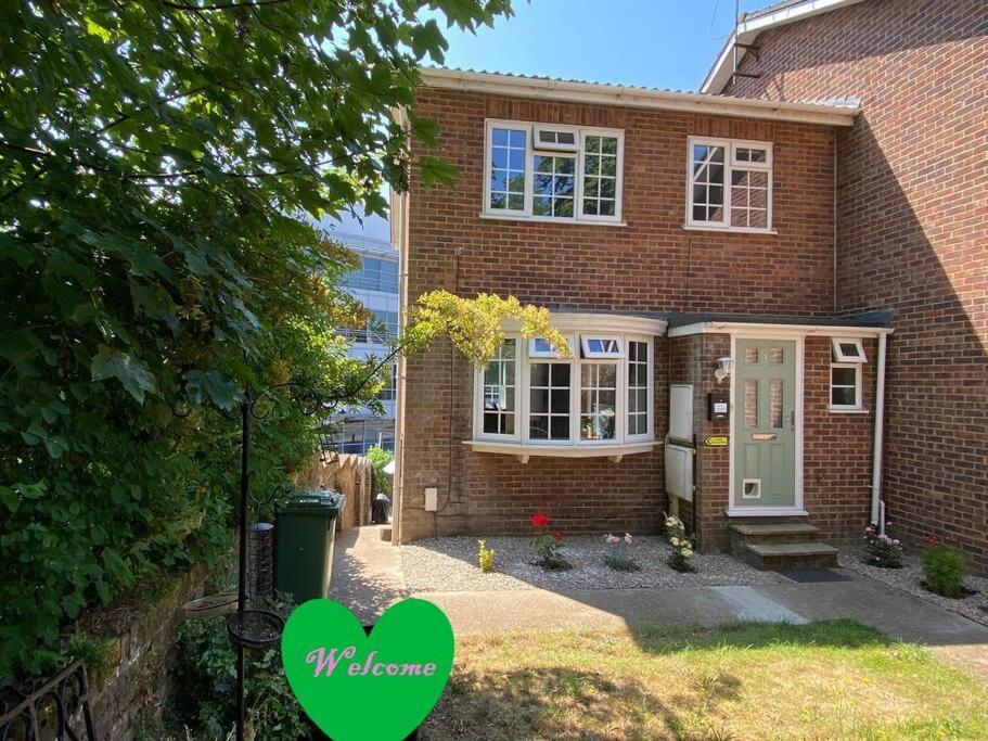 Redhill Town Centre 3 Bed House Near Gatwick Airport, Easy Commute To London Leilighet Eksteriør bilde