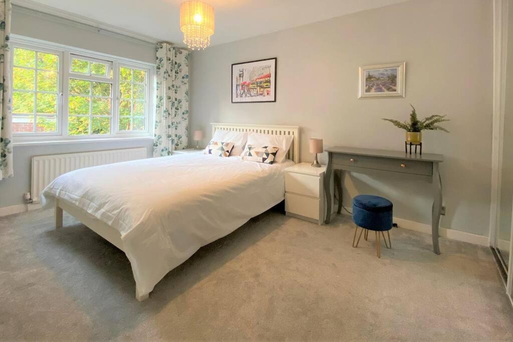 Redhill Town Centre 3 Bed House Near Gatwick Airport, Easy Commute To London Leilighet Eksteriør bilde