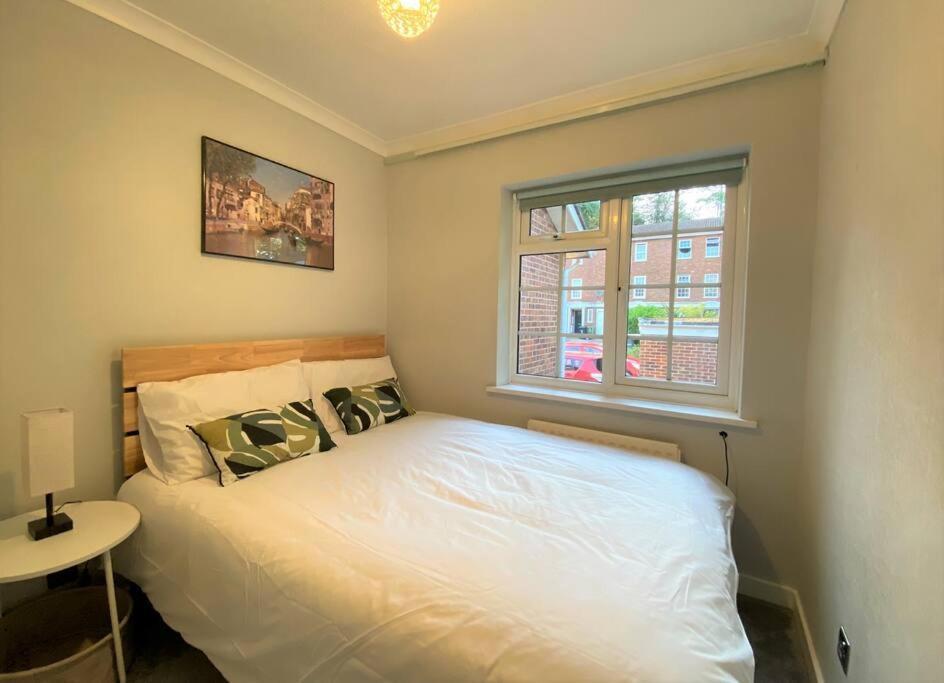 Redhill Town Centre 3 Bed House Near Gatwick Airport, Easy Commute To London Leilighet Eksteriør bilde