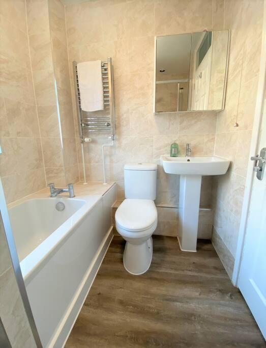 Redhill Town Centre 3 Bed House Near Gatwick Airport, Easy Commute To London Leilighet Eksteriør bilde