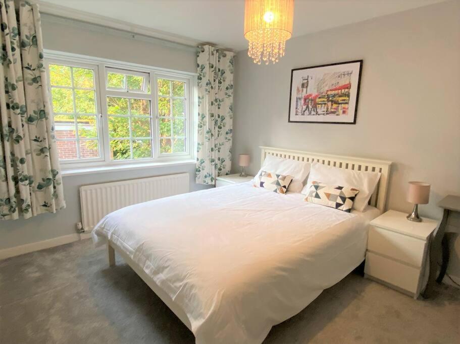 Redhill Town Centre 3 Bed House Near Gatwick Airport, Easy Commute To London Leilighet Eksteriør bilde