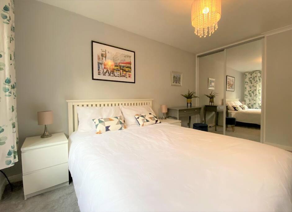 Redhill Town Centre 3 Bed House Near Gatwick Airport, Easy Commute To London Leilighet Eksteriør bilde