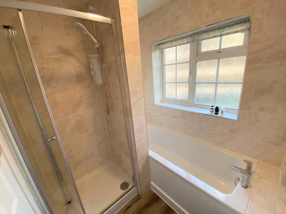 Redhill Town Centre 3 Bed House Near Gatwick Airport, Easy Commute To London Leilighet Eksteriør bilde